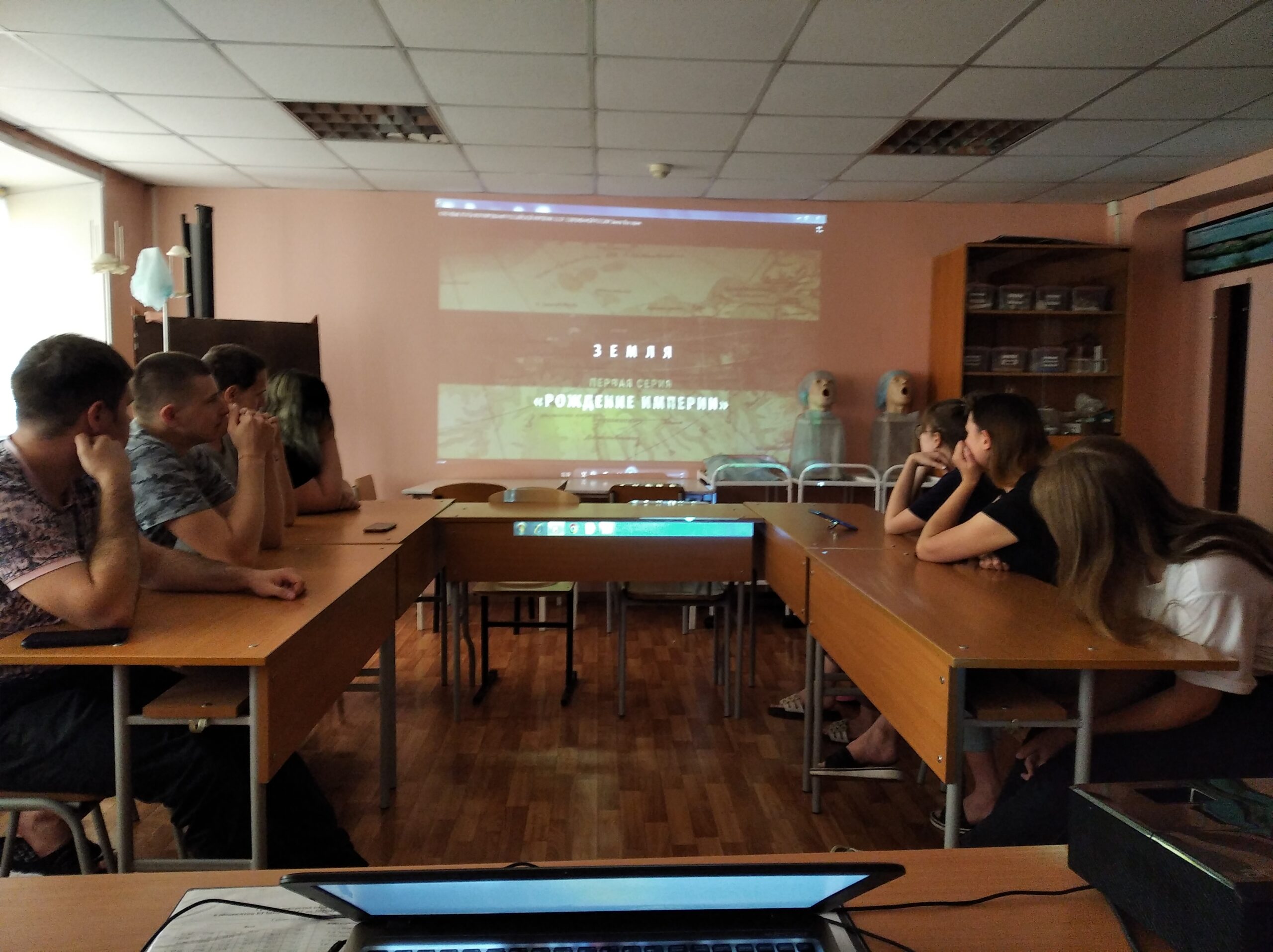 В общежитии техникума студенты посмотрели и обсудили фильм по истории России